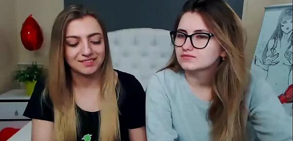  Amateur lesbians tying on webcam